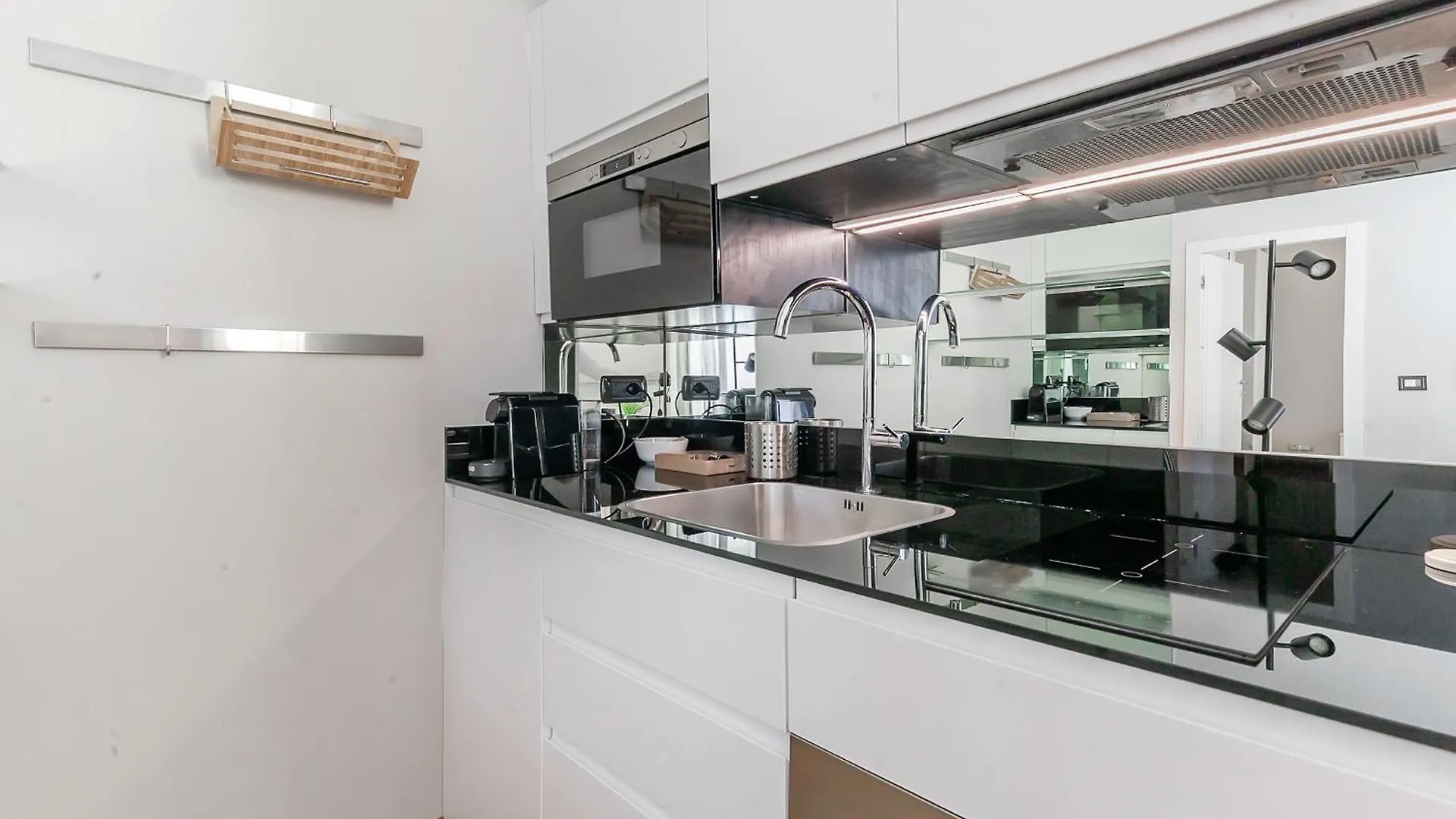 San Babila Executive Suite - Discover The Historic Centre Of Milano 0*, Milan