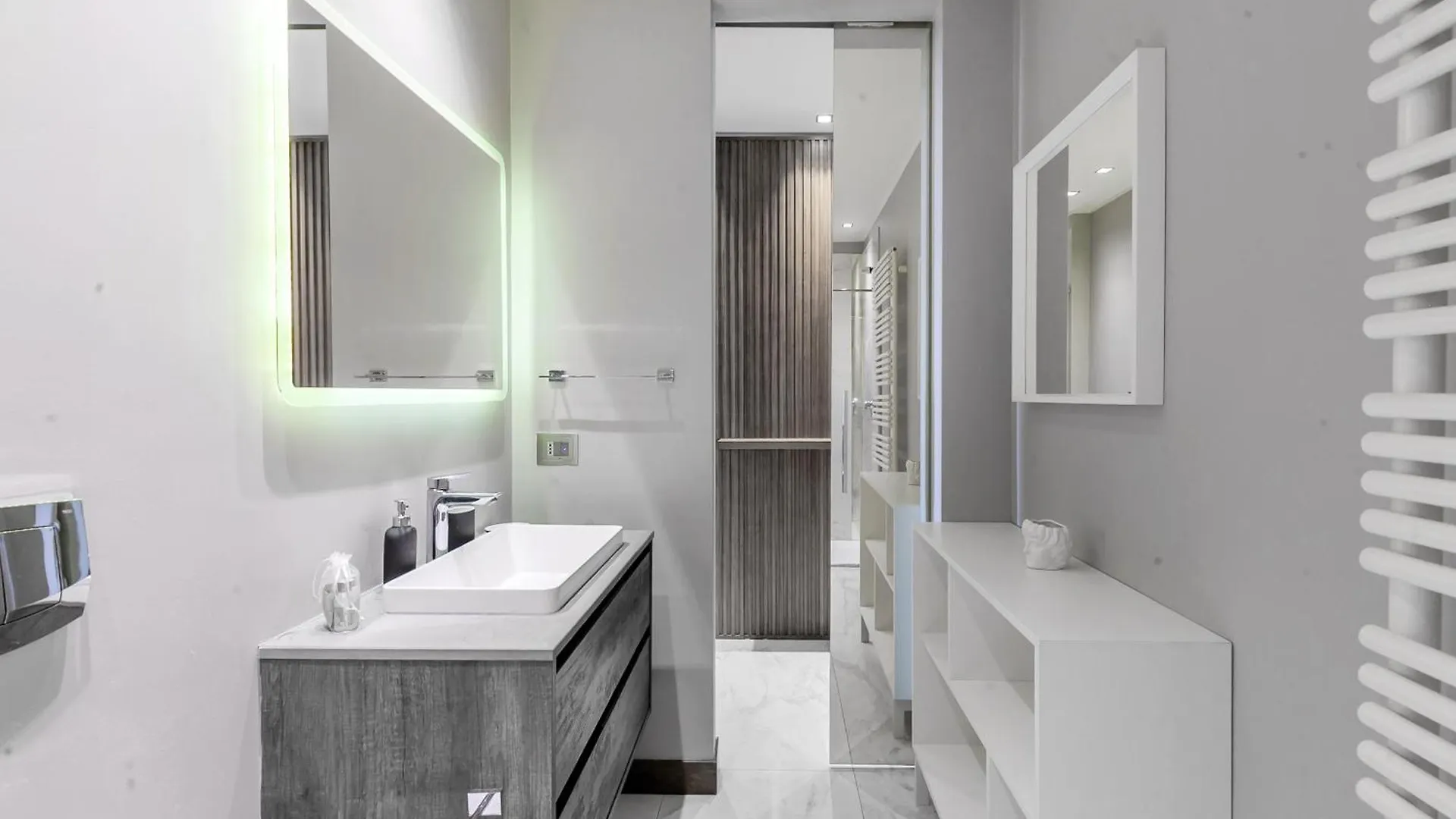 Apartment San Babila Executive Suite - Discover The Historic Centre Of Milano Italy