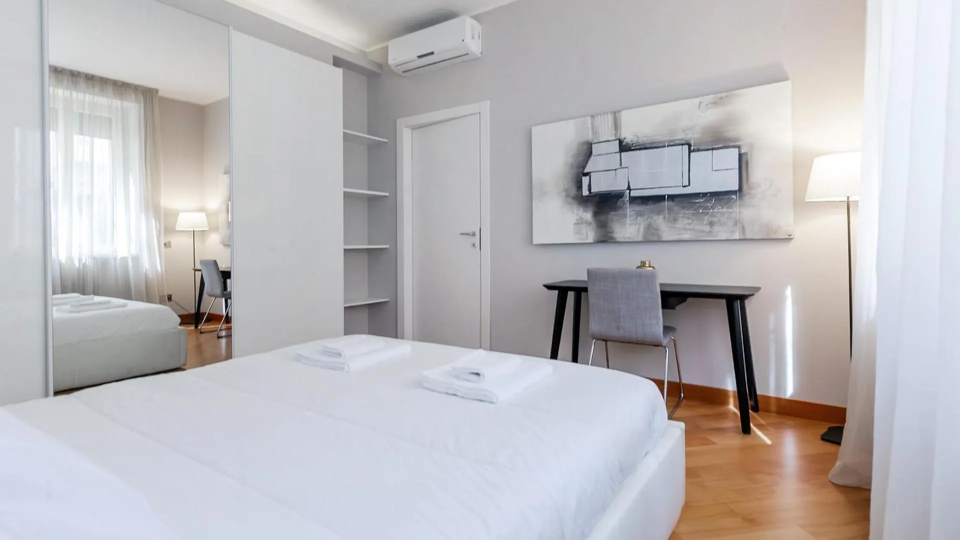 Apartment San Babila Executive Suite - Discover The Historic Centre Of Milano Italy